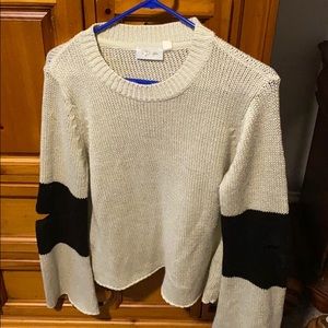 Sweater with slit elbow